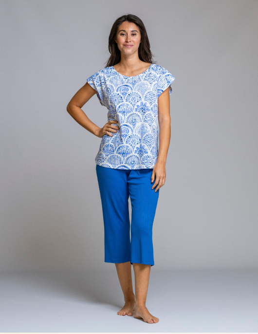 Pijama feminino de mangas caídas e calca pirata