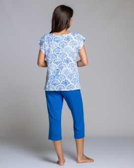 Pijama feminino de mangas caídas e calca pirata
